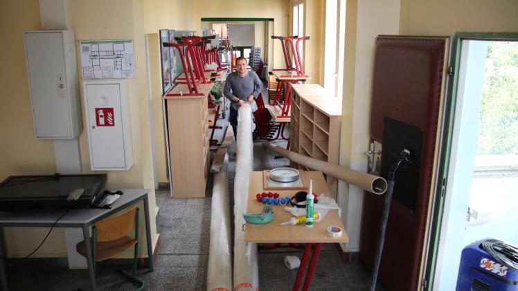 Eifrig am Werk: Noch stehen die Flure der Europaschule Hagenow voll mit Arbeitsmaterialien, Stühlen und Tischen, doch zum Schulanfang können die Schüler in die frisch renovierten Klassenzimmer.  