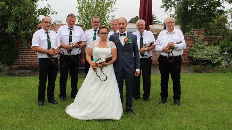 Das Böllercorps der Glaisiner Schützenzunft gratulierte Claudia Perkuhn, geb. Böse, und ihrem Mann Stefan standesgemäß zur Hochzeit – mit lauten Böllerschüssen.  