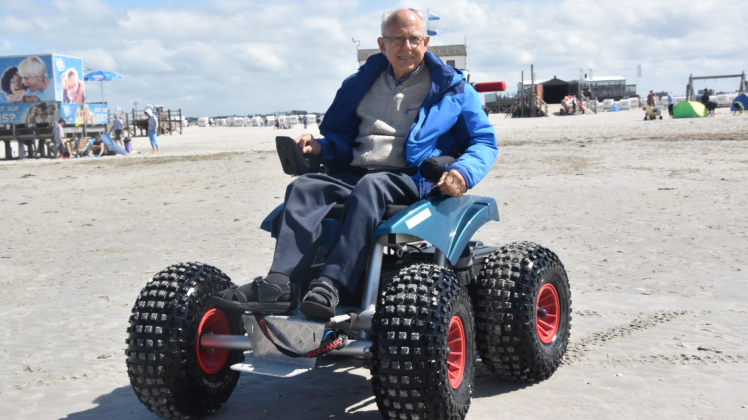 Hans Böttcher ist zufrieden mit dem  Strand-Rollstuhl. 