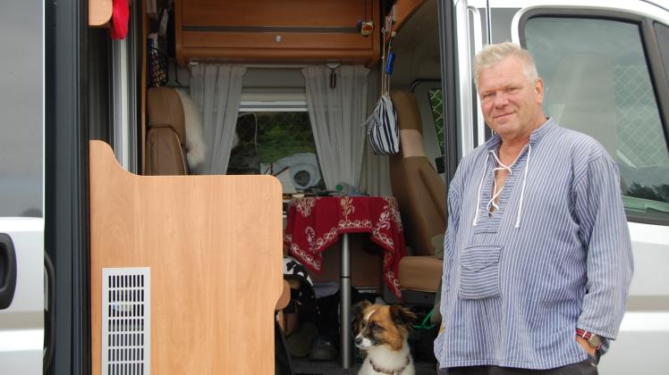 Rundum zufrieden: Das Ehepaar Rother mit Hund Sepp macht Pause auf dem Wohnmobilplatz.  