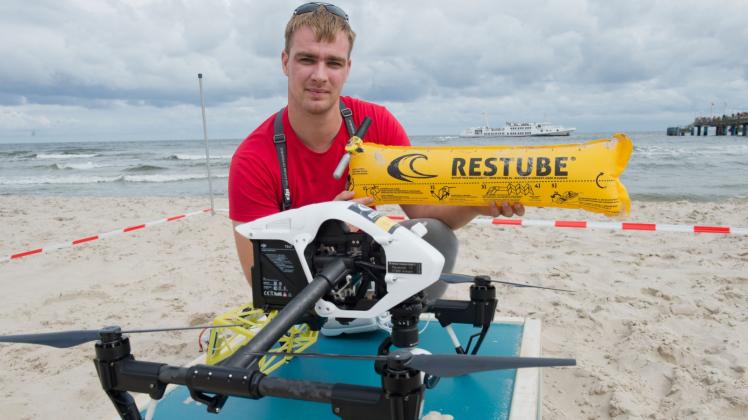 Thomas Wodrig von der Wasserrettung des DRK testet am Strand von Bansin einen Rettungscopter.  