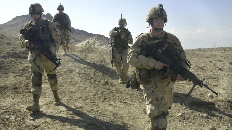 US Soldaten patrouillieren  in der Nähe der US Militärbasis Bagram in Afghanistan 
