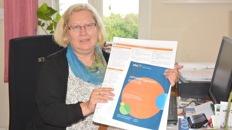 Petra Zühlsdorf-Böhm präsentiert das neue Programm der Volkshochschule, das nächste Woche erscheint.  