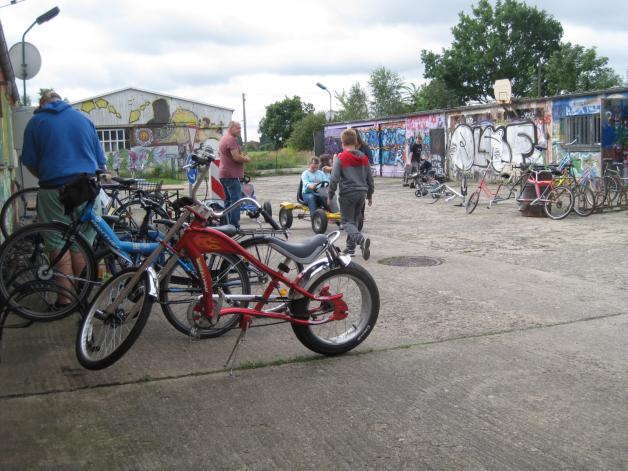 Die Kinder und Jugendlichen haben die ganze Woche die Möglichkeit, an ihren Fahrrädern zu schrauben.  