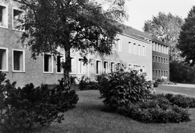 1953 konnte der Neubau der Textilfachschule an der Parkstraße 12-18 eingeweiht werden. Spätere bauliche Erweiterungen erfolgten 1970, 1982 und 1991. Die Schule trägt heute den Namen Theodor-Litt-Schule.   