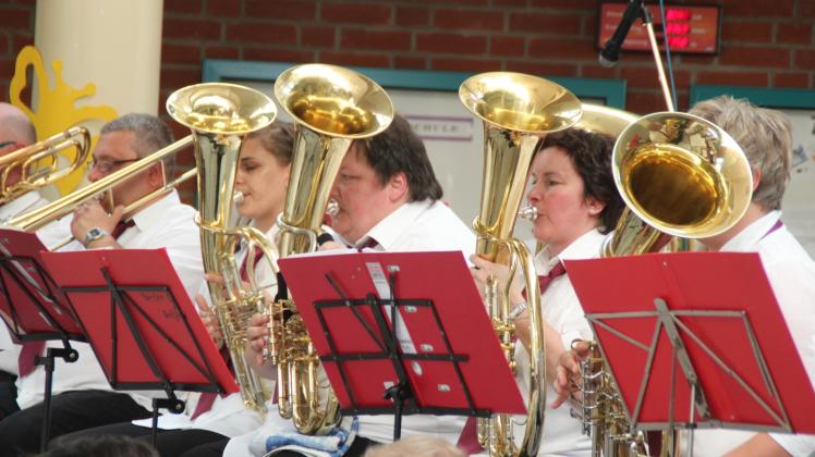 Das Blasorchester der Stadt Gadebusch spielt beim Kreiserntedankfest zum Frühschoppen auf.  