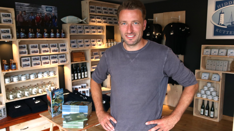 In seinem Konservenladen in Vitte vertreibt Mathias Schilling nicht nur Fischdosen, sondern auch Bücher, Kleidung, Wein, Aquavit, Spielzeug, Bonbons und Dekoration. Dafür arbeitet er mit Händlern aus der Region zusammen. 