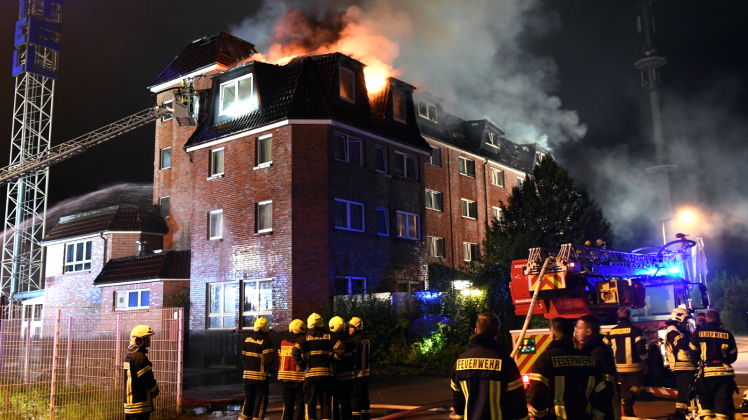 Aus noch ungeklärter Ursache war am Mittwochabend der Dachstuhl eines Hotels in Ahrensfelde (Barnim) in Brand geraten.  