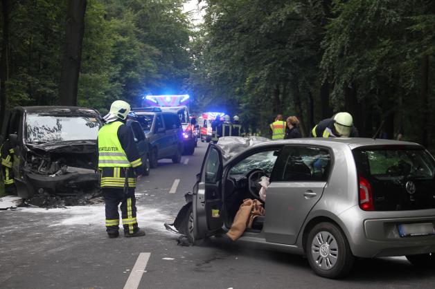 Schwerer Unfall auf B110 bei Sanitz mit drei Autos fordert vier Schwerverletzte