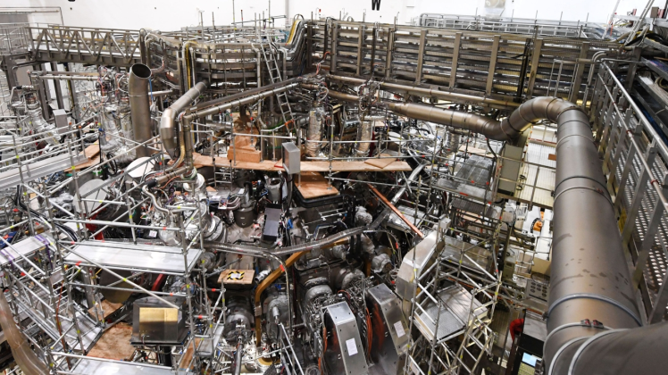 Das 725 Tonnen schwere, ringförmige Plasmagefäß für das Kernfusionsexperiment im Max-Planck-Institut für Plasmaphysik in Greifswald 