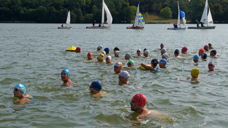 Im vergangenen Jahr stiegen die Triathleten bei bestem Sommerwetter in die Fluten des Wockersees. 