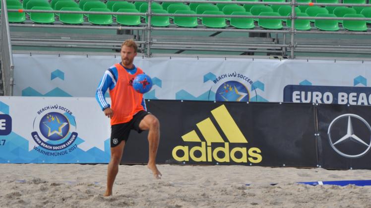 Action am Strand gibt es ab heute vom Rostocker Sven Körner und seinen Beachsoccer-Nationalmannschaftskollegen in Warnemünde. Die deutsche Auswahl spielt in der EBSL um die EM-Qualifikation.  