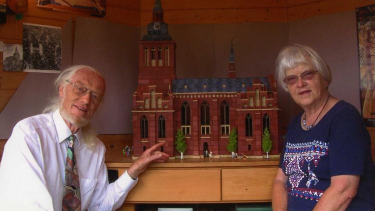 Bei einem Besuch zeigt Dieter Wellmann seiner Schwester Heidemarie Wellmann sein Modell der Pfarrkirche. 