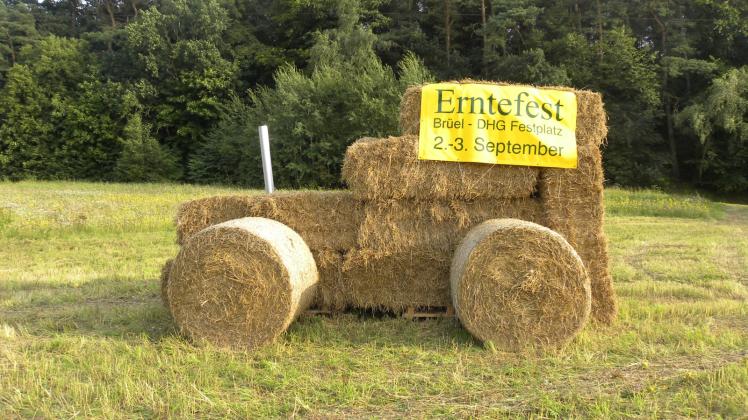 Der Traktor aus Stroh, der zwischen Sonnenblumen für das Erntefest am 2. und 3. September in Brüel wirbt, steht neben der Brüeler Umgehungsstraße. 