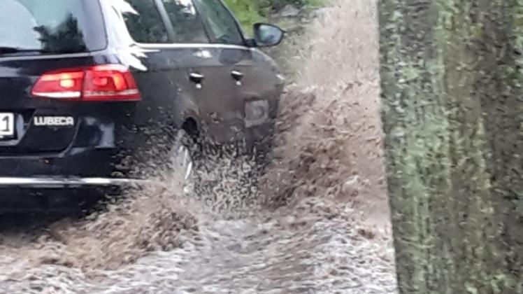 Bei Starkregen verhindert die als „kleinen See“ gebildete Wasserlache die Sicht des Kraftfahrers auf den Zustand der Fahrbahn in Bresegard bei Eldena. Das Foto stammt vom 30. Juni 2017, zuvor waren hier rund 95 Liter Wasser pro Quadratmeter niedergegangen.  