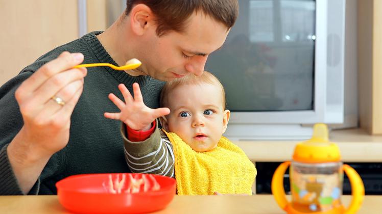 Beantragen Väter Elternzeit, hören sie nicht selten vom Arbeitgeber einen blöden Spruch.  