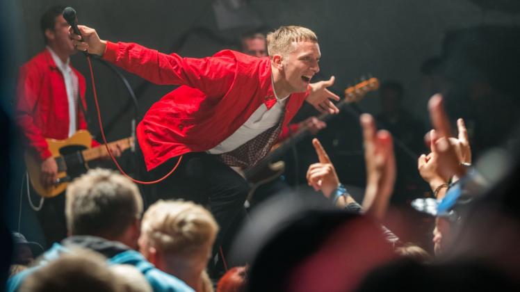 Rocken gegen Rechtsextremismus: Die Band „Kraftklub" mit Sänger Felix Brummer spielte beim Open-Air-Musikfestival „Jamel rockt den Förster“ 