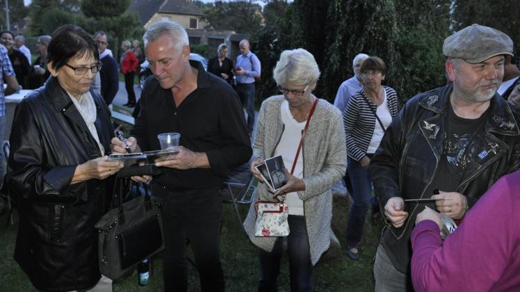 Von seinen Fans umringt muss Rockpoet Dirk Michaelis viele Autogramme geben.  Fotos: Peter Täufel 