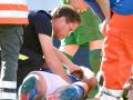 Schock für Marcel Ziemer: Der 31-Jährige, der hier von Physiotherapeut Frank Scheller versorgt wird, hat sich heute gegen Münster eine schwere Knieverletzung zugezogen.
