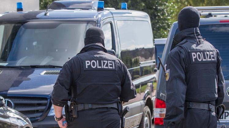 Beamte des BKA und der Bundespolizei durchsuchen Wohnungen und Geschäftsräume in mehreren Orten in Mecklenburg-Vorpommern - hier in Banzkow. Es besteht der Verdacht der Vorbereitung einer staatsgefährdenden Gewalttat.