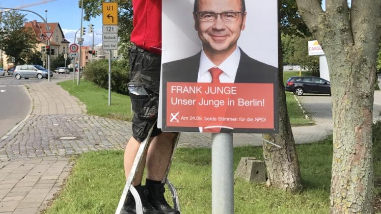 Wahlkampf in eigener Sache: Frank Junge hängt seine eigenen Plakate auf.