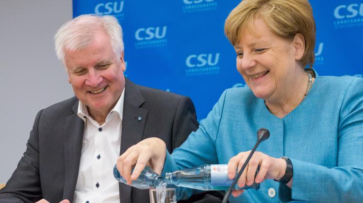 Demonstrieren für das Wahlporgramm 2017 Geschlossenheit: Bundeskanzlerin Merkel von der CDU und der bayerische Ministerpräsident Seehofer (CSU). 