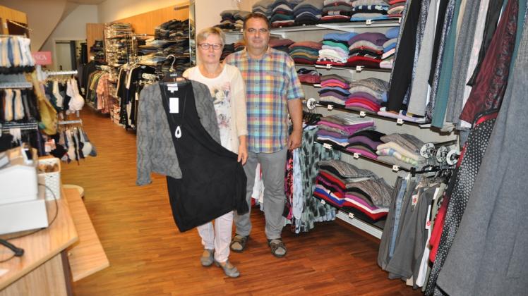Heiko und Angelika Kropf laden dazu ein, mit ihnen am Freitag das 25-jährige Bestehen ihres Bekleidungsfachgeschäftes zu feiern – das letzte privat geführte in Lübz.  