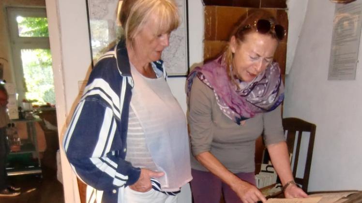 Die Besucher der Ausstellungseröffnung in der ehemaligen Laaser Schule waren neugierig, was sie in den alten Dokumenten finden. Viele von ihnen waren dort sogar mal Schüler.
