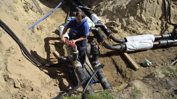Maik Niemann von den Hagenower Stadtwerken schaltet eine neue Warmwasserleitung frei.  Fotos: Hirschmann 