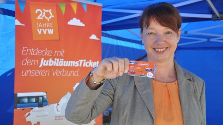 Zum 20. Geburtstag beschenkt der Verkehrsverbund Warnow (VVW) die Rostocker mit einem Jubiläums-Ticket, das hier VVW-Geschäftsführerin Andrea Doliwa zeigt.  