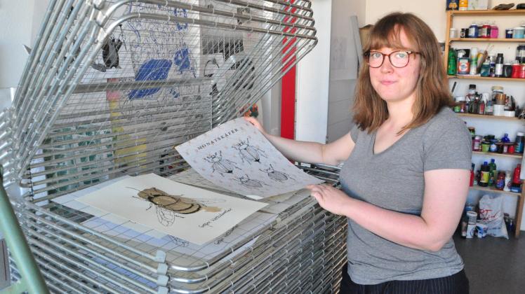Insekten stehen derzeit im Fokus von Dorothea Liesenberg, die gerade ihren Masterabschluss in Angewandter Kunst gemacht hat. In der Summer School bringt sie ihre gezeichneten Käfer, Spinnen und Schmetterlinge im Siebdruckverfahren zu Papier.  