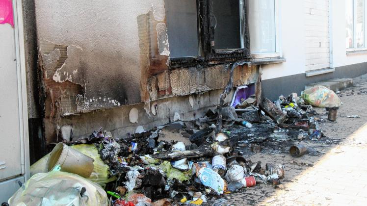 Weil die Flammen in die Höhe schlugen, musste die Feuerwehr sogar die Drehleiter einsetzen.