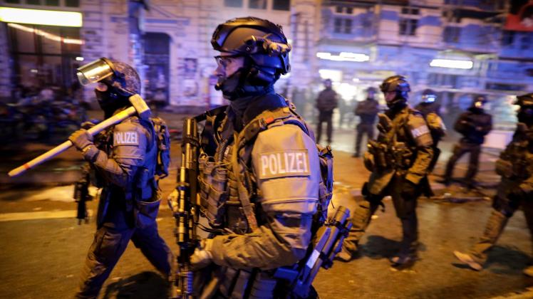 Vor etwa zwei Monaten waren die Regierungsoberhäupter der G20-Staaten in Hamburg. Vielen Hamburgerinnen und Hamburgern wird vorallem das Chaos und die Gewalt auf den Straßen, wie hier als Spezialkräfte der Polizei bei den schweren Ausschreitungen im Schanzenviertel eingesetzt werden müssen, in Erinnerung bleiben.