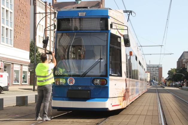 Gehbehinderter Mann beim Überqueren von Gleisen in Rostocker Innenstadt von Straßenbahn erfasst und schwer verletzt Gehbehinderter Mann beim Überqueren von Gleisen in Rostocker Innenstadt von Straßenbahn erfasst und schwer verletzt