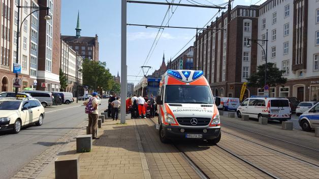Gehbehinderter Mann beim Überqueren von Gleisen in Rostocker Innenstadt von Straßenbahn erfasst und schwer verletzt