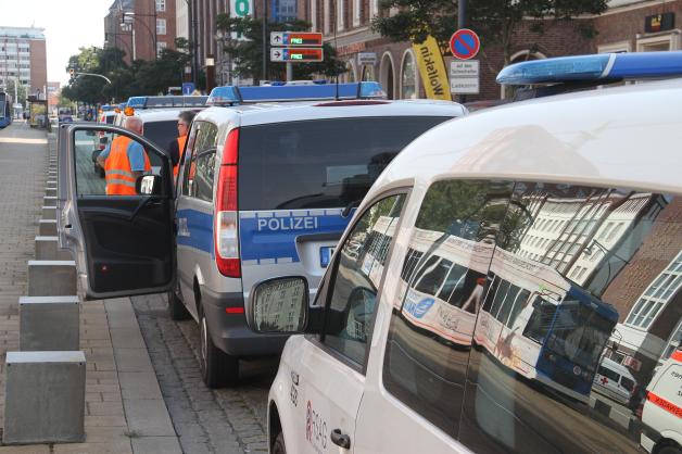 Gehbehinderter Mann beim Überqueren von Gleisen in Rostocker Innenstadt von Straßenbahn erfasst und schwer verletzt Gehbehinderter Mann beim Überqueren von Gleisen in Rostocker Innenstadt von Straßenbahn erfasst und schwer verletzt
