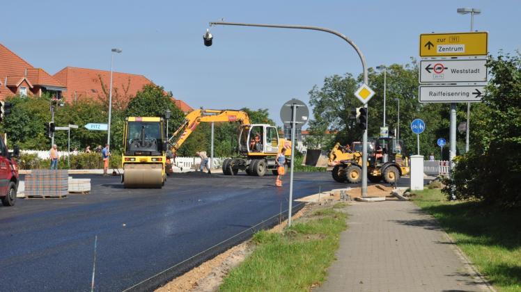 Hochbetrieb auf der Baustelle. Montag soll es hier wieder geradeaus gehen.  