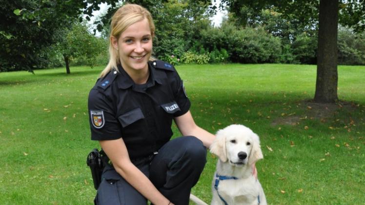 Liebe auf den ersten Blick: Polizeimeisterin Jennifer Claus würde dem kleinen Golden Retriever gern ein Zuhause geben.  