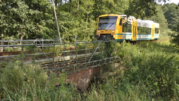Allein in den Bau der Radegast-Brücke steckt die Bahn 1,4 Millionen Euro.  Fotos: Peter Täufel 