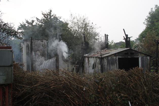 Rövershagen: Ehepaar von Feuer in Gartenlaube am Morgen überrascht - Mann kann sich retten, Frau verbrennt