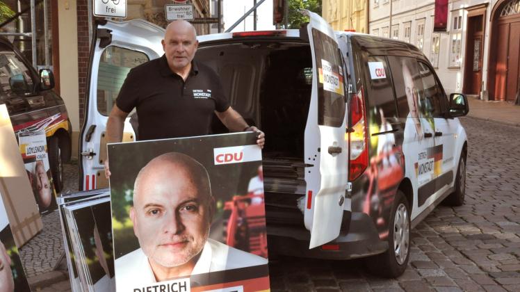 Plakate hängen und Gespräche an der Haustür: Dietrich Monstadt ist im Wahlkampf viel unterwegs.  