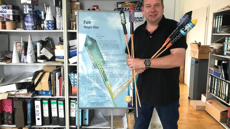 Axel Zimmermann hält Feuerwerksraketen in den Händen. Große Feuerwerkskörper können nur Pyrotechniker das ganze Jahr über uneingeschränkt kaufen; alle anderen müssen bis Silvester warten. Axel Zimmermann hält Feuerwerksraketen in den Händen. Große Feuerwerkskörper können nur Pyrotechniker das ganze Jahr über uneingeschränkt kaufen; alle anderen müssen bis Silvester warten.