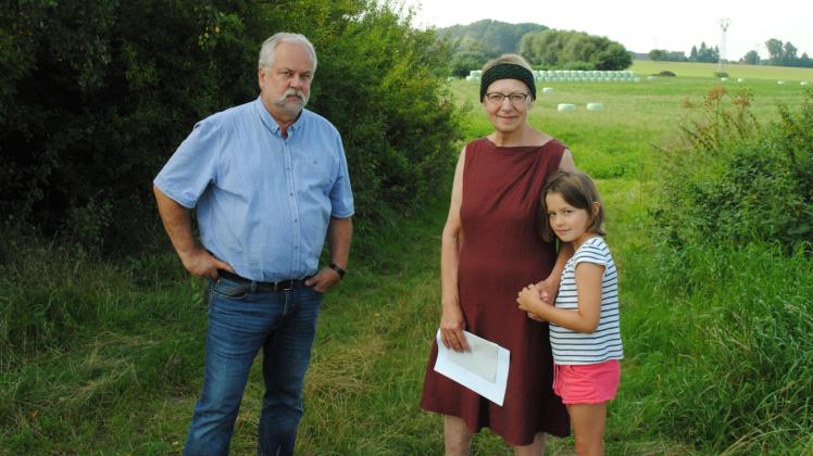 Wollen die Idylle in Wickendorf erhalten: Manfred Strauß und Ursula Köppl von der Bürgerinitiative mit Enkelin Mona  