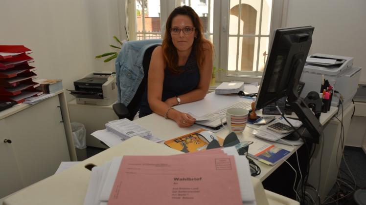Sie kümmert sich im Bützower Rathaus um die Unterlagen zur Briefwahl: Nicole Ockert hat schon über 500 Anfragen zur Briefwahl erhalten. Die Hälfte davon kam per Internet. 
