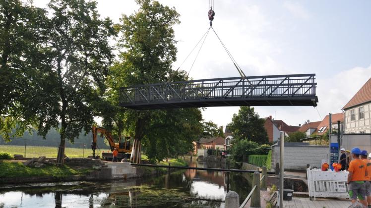 2,5 Tonnen wiegt die neue Brücke an der Pferdeschwemme, die gestern eingeschwenkt wurde.  