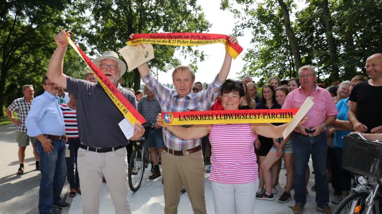 Nicht gestellt: Landrat Rolf Christiansen jubelt hier mit den Bürgermeistern Detlef Christ und Bärbel Romanowski über den neuen Radweg. Nicht gestellt: Landrat Rolf Christiansen jubelt hier mit den Bürgermeistern Detlef Christ und Bärbel Romanowski über den neuen Radweg.