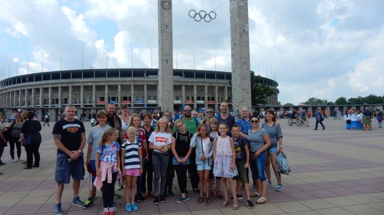 Die Parchimer Sportler vor dem Olympiastadion in Berlin
