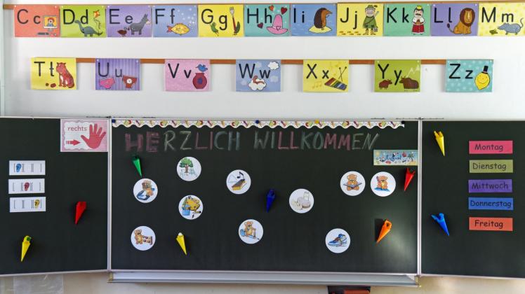 Der Schriftzug „Herzlich Willkommen“ wird auch am Montag in den Schulen Brandenburgs die Schülerinnen und Schüler nach den Sommerferien wieder begrüßen.  