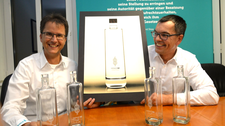 Stadtwerkechef Dirk Kempke (r.) und Prokurist Joachim Stark präsentieren im November 2016 erstmals die Entwürfe für ihre Ultra-Premiummarke „Minus 181“