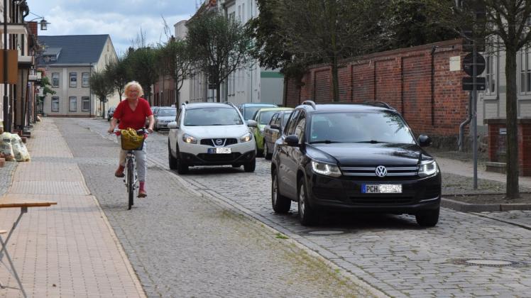 In der Plauer Straße in Lübz werden ab Montag die im Boden liegenden Stromkabel und alle Hausanschlüsse erneuert. In der Plauer Straße in Lübz werden ab Montag die im Boden liegenden Stromkabel und alle Hausanschlüsse erneuert.